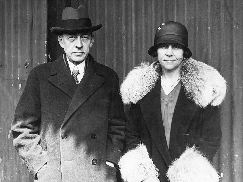 Русский композитор и пианист Сергей Рахманинов с женой по прибытии в аэропорт Аквитания в Саутгемптоне, май 1928 года.