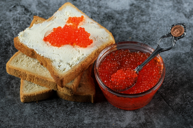 Термин «лососевая» охватывает целое семейство рыб, а их икра заметно различается по вкусовым характеристикам.