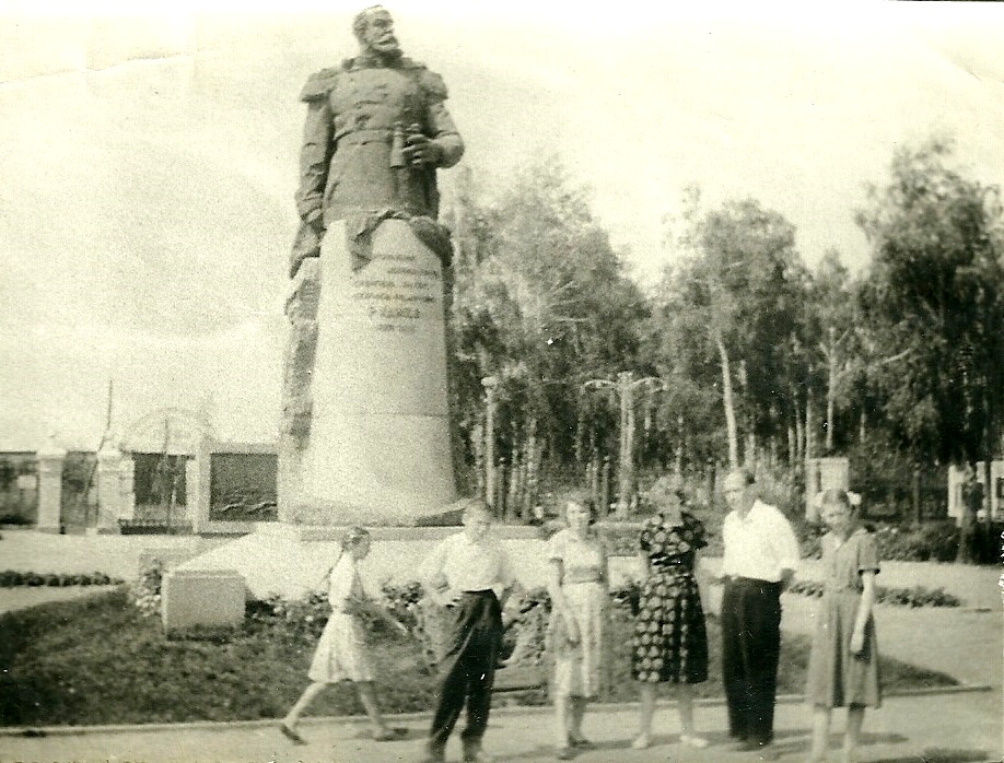 ​В 1956 году в Туле был установлен памятник В. Ф. Рудневу, на фоне которого горожанам очень нравилось фотографироваться.
