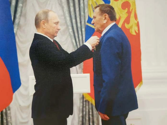Владимир Путин вручает Ивану Богачёву орден «За заслуги перед Отечеством» 4-й степени.