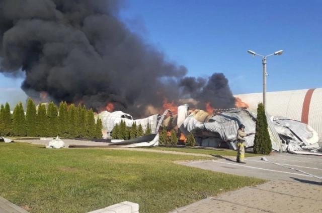 Удар пришелся по ангару промышленного предприятия, начался пожар.