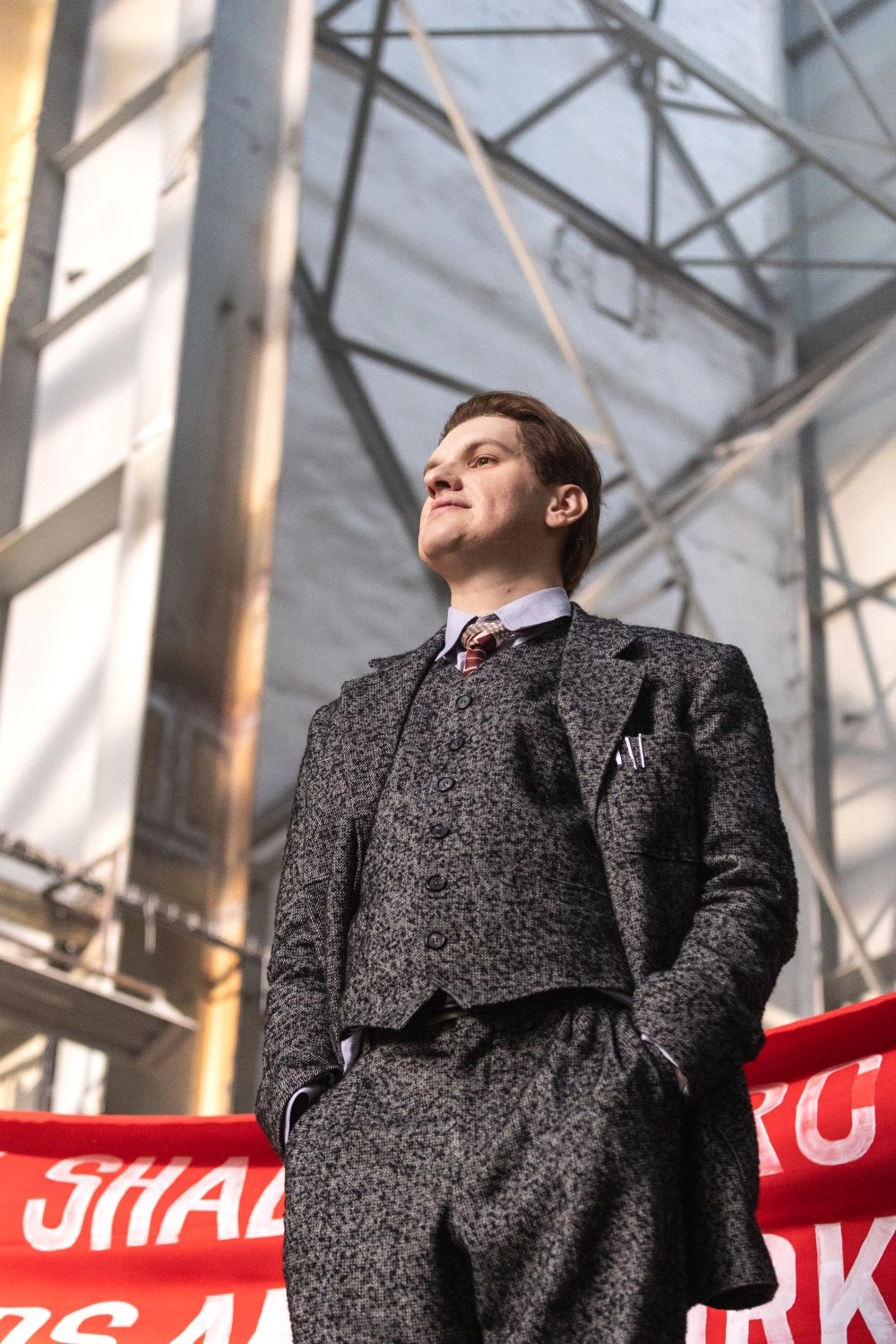 Андрей Максимов в роли Владимира Маяковского.