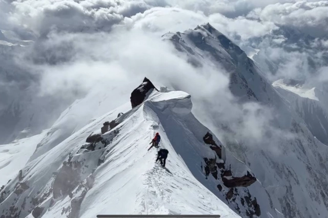 Вид на гребень «нож» с вершины.