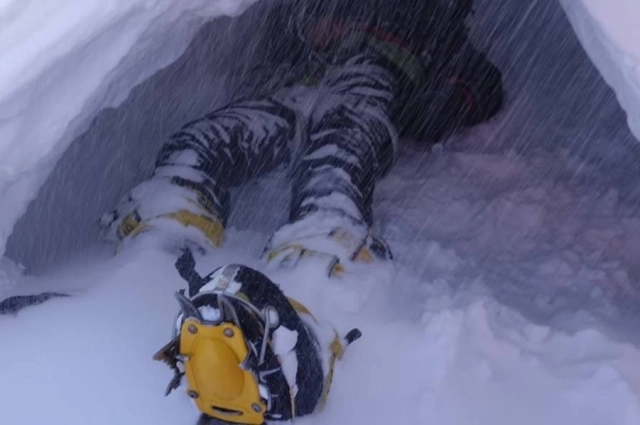 Во время подъёма Лука потерял перчатку и сильно обморозил руку.