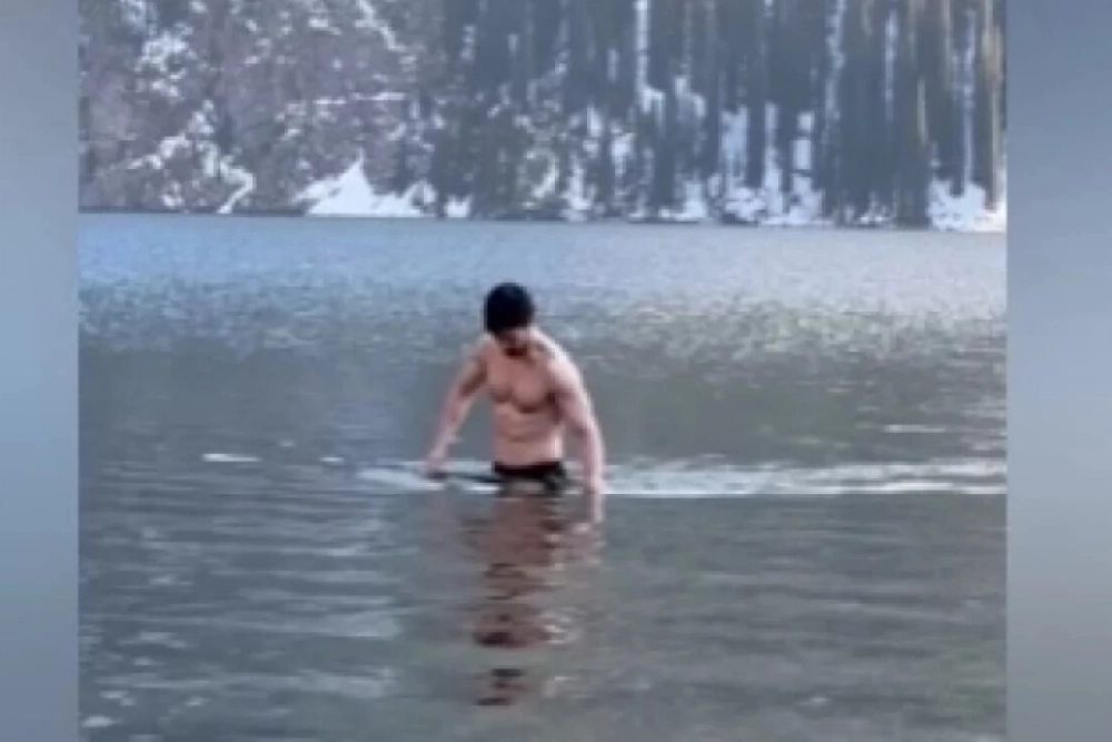 бизнесмен выложил в Telegram видео, на котором выходит из озера Кольсай.