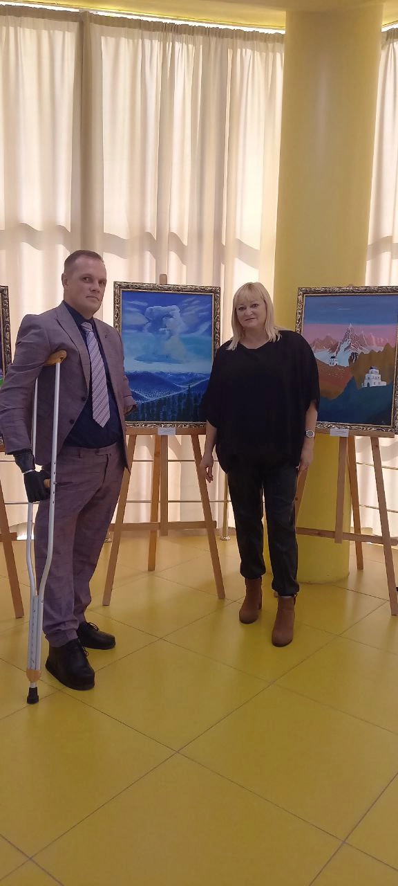 Сейчас супруга Ольга во всем помогает Евгению - ездит с ним на выставке, участвует в проведении мастер-классов. Супруга говорит, что, когда находишь родственную душу, отсутствие конечностей кажется мелочью.