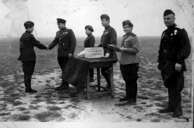 Надежда Федутенко получает награду - орден Великой Отечественной войны.