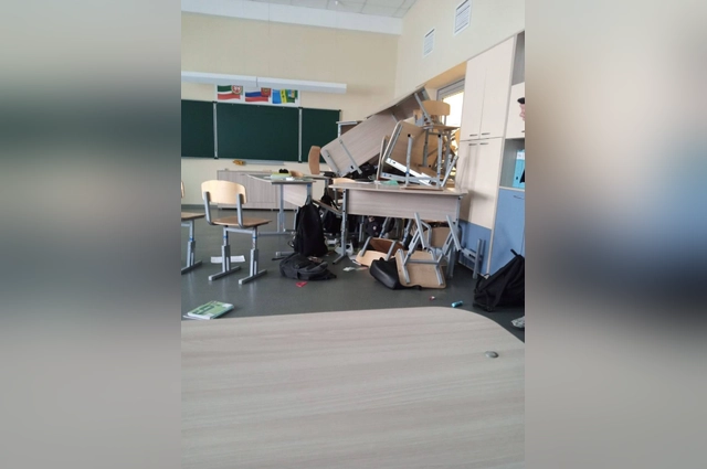 Испуганные школьники закрылись в своих кабинетах.