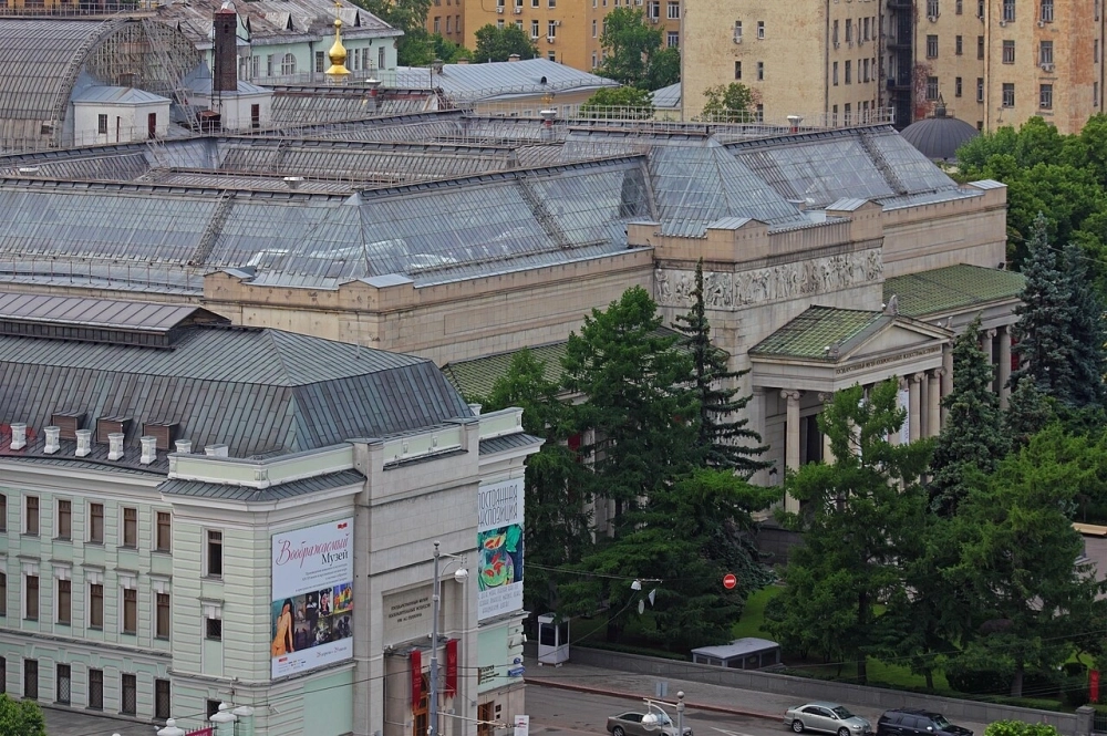Голубые ели украшают фасад московского музея имени Пушкина.