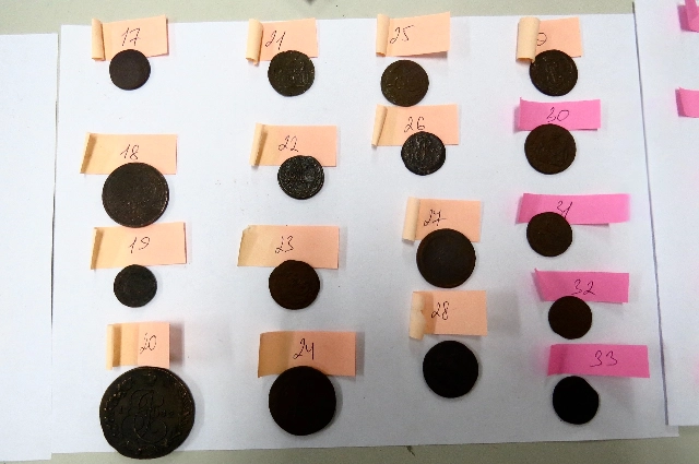 Улики: кресты и монеты