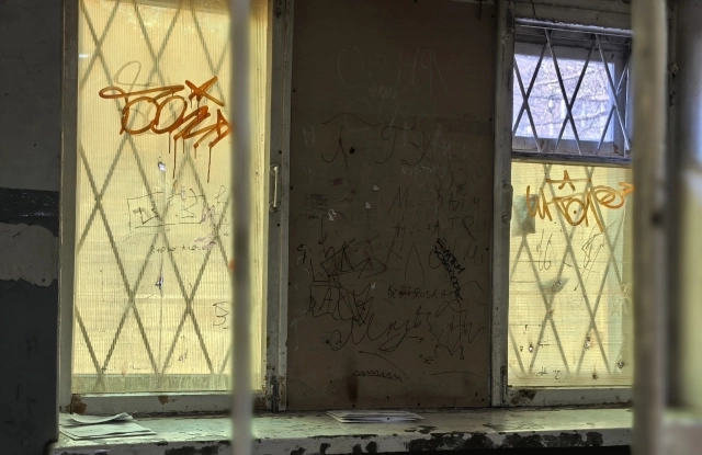 В подъезд часто приходят школьники с баллончиками краски.