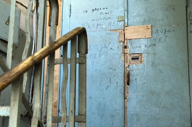 Жильцы спасаются от маргиналов, как могут.