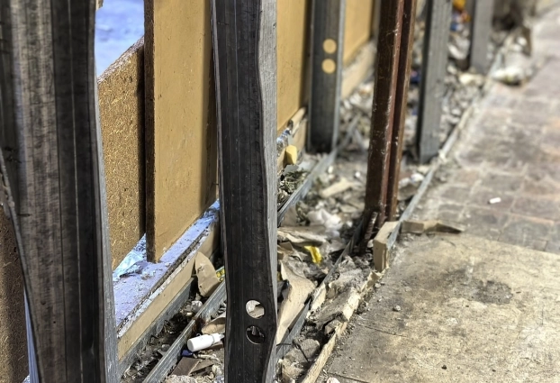 На входе - старые перегородки и картонные стены.