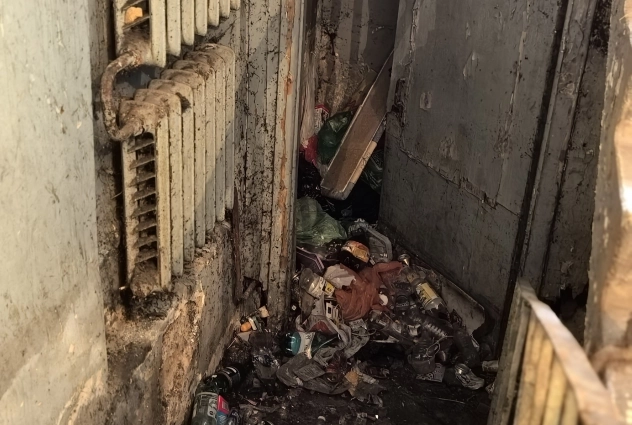 Кажется, что этот дом заброшен.