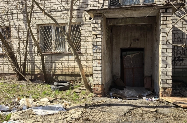 Вокруг дома мусор валяется сезонами.