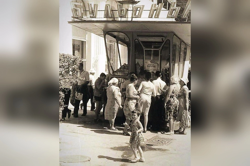 Ялта, 37 копеек за чашку бульона и пирожок.