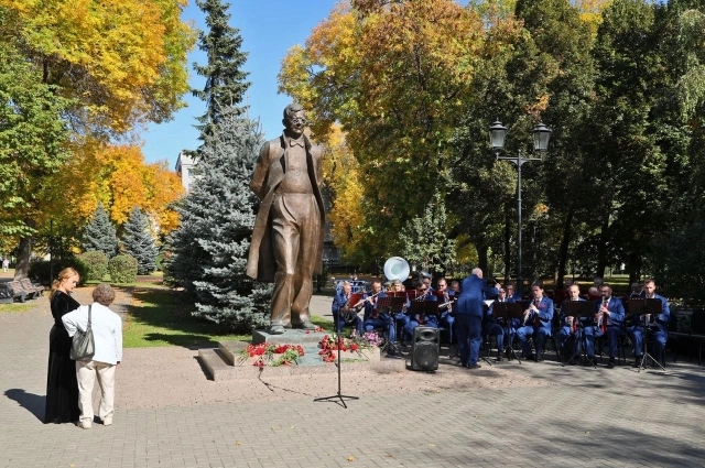 Памятник Д.Д.Шостаковичу в сквере пл. Куйбышева.