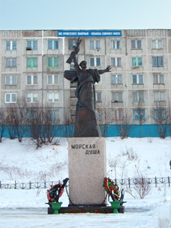 Памятник морским пехотинцам Морская душа в Полярном