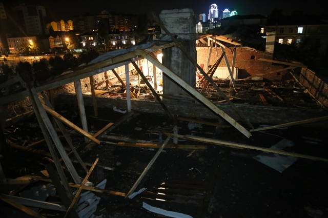 Стихия разрушила крыши нескольких десятков зданий.