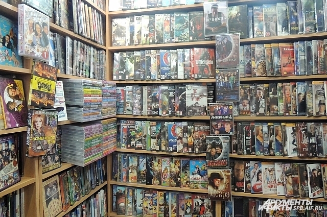 В магазине можно найти тысячи дисков с фильмами и музыкой.