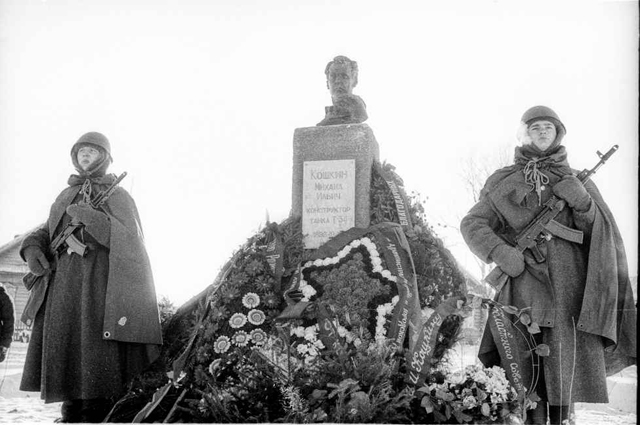 Открытие бронзового бюста Михаила Кошкина в селе Брынчаги. 21 ноября 1998 года.