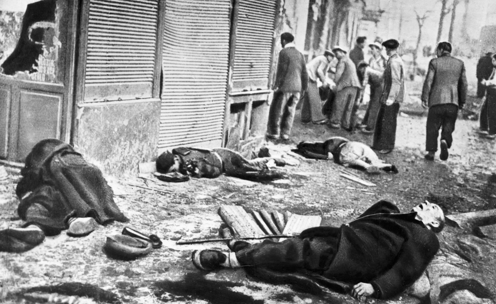 Воздушный налёт немецкого «Легиона Кондор» на город Мадрид в ходе гражданской войны в Испании. Тела убитых при бомбардировке лежат на улице города. 1936 г.