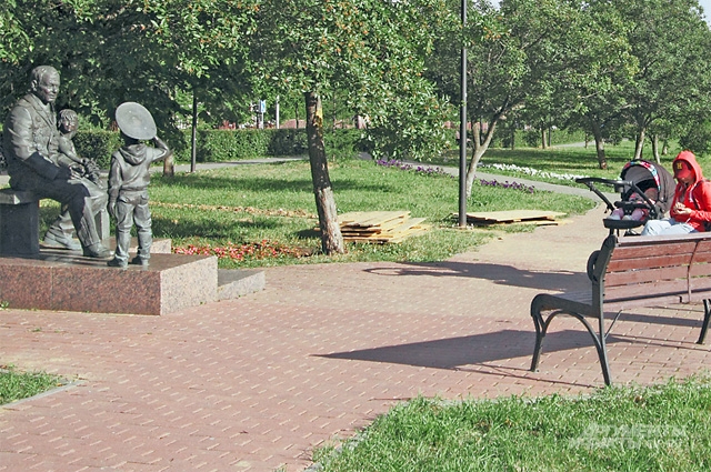 Памятник ветеранам войск гражданской обороны и службы спасения в Кременчугском сквере.