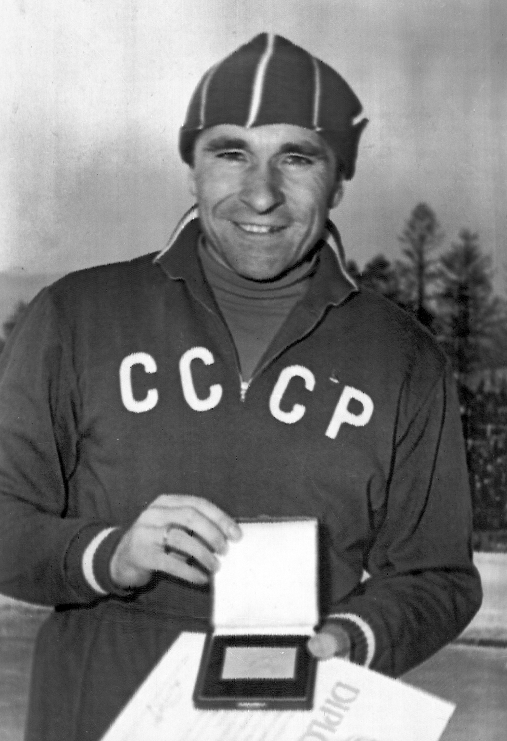 Евгений Гришин — победитель в забеге на дистанцию 500 метров на первенстве мира по скоростному бегу на коньках, 1963 г.