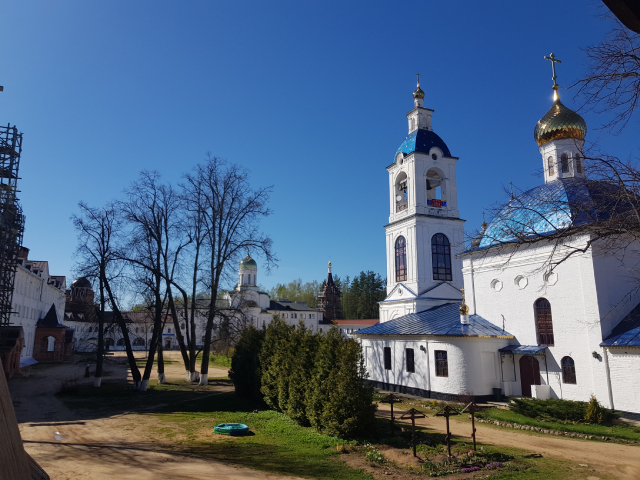 Монастырский двор с Успенским храмом.