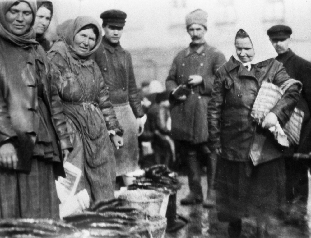 Торговки продают колбасу на Сухаревском рынке. НЭП (новая экономическая политика).