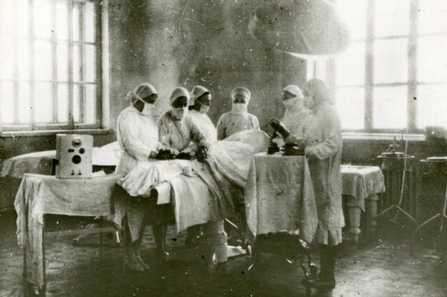 На территории Ростовского мединститута в годы Великой Отечественной войны работали эвакогоспиталя. 