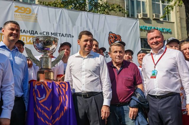 Губернатор с горожанами оценили работу праздничных площадок Екатеринбурга