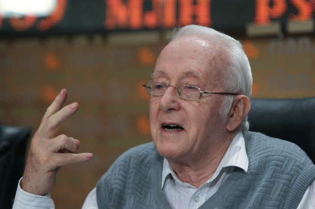 Рой Медведев.