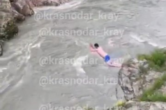 На кадре пропавший житель Краснодара прыгает в реку.