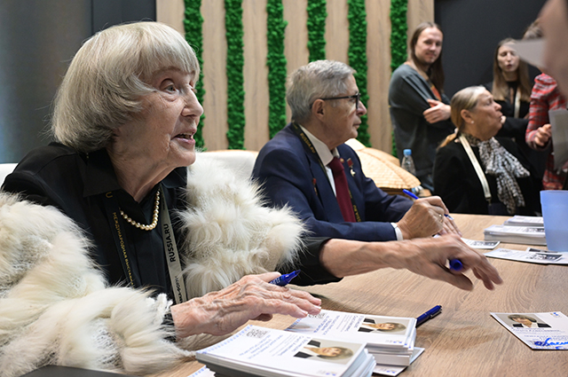 Ольга Васнецова, правнучка художников братьев Васнецовых и Виктор Савиных, летчик-космонавт, дважды герой Советского Союза.