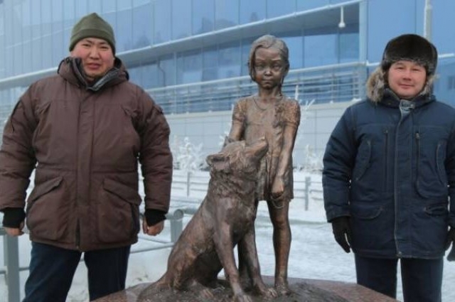 Вот такой памятник девочке с собакой стоит в аэропорту Якутска.