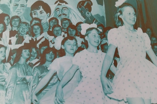 Школа шагает в ногу с историей. И архивные фото это документируют.