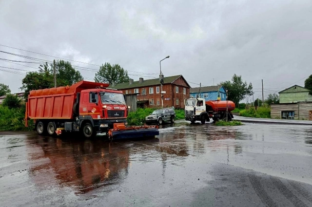 На улицах работает техника.