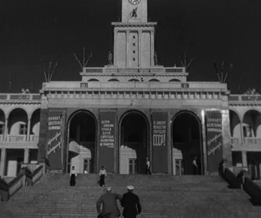 Северный речной вокзал в фильме «Волга, Волга», 1938 г.