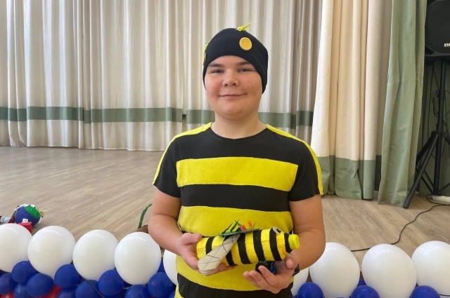 Арсений сыграл Шмеля Валеру.