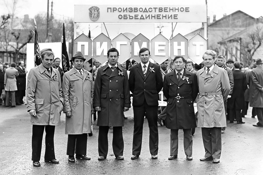 Первомайская демонстрация на площади Ленина, 1982 год (Н. П. Утробин в центре).