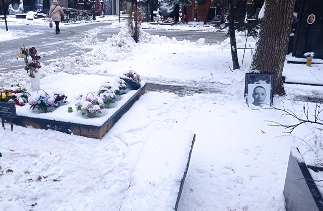 Могила Инны Чуриковой на Новодевичьем кладбище.