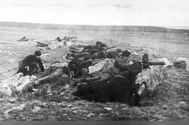 Морская пехота отражает атаки противника под Севастополем.