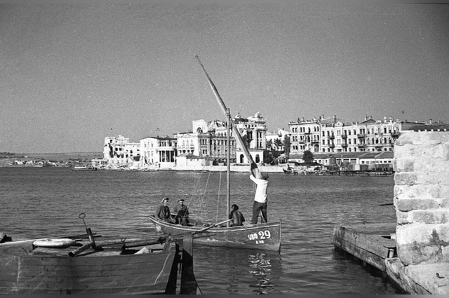 Севастополь, 1942 год. Рыболовецкие суда рыбколхоза «Рыбацкая коммунна» на промысле. 