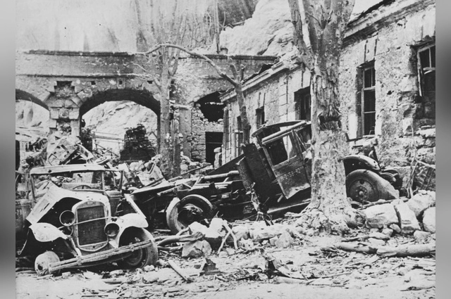Разбитые грузовики на улице разрушенного Севастополя, 1942 г.