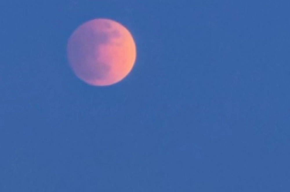Во время полного затмения Луна меняет цвет