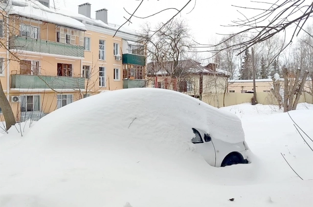 С началом оттепели из-под сугробов стали появляться припаркованные с осени автомобили.