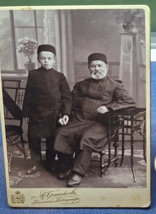 Жители Старо-Татарскрй слободы: купец Гильман Сабитов с сыном Абдуллой, начало XX в.