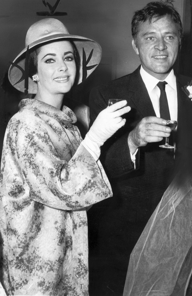 Элизабет Тейлор и Ричард Бартон в августе 1963 года.