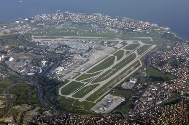 Вид на аэропорт Ататюрка в Стамбуле.